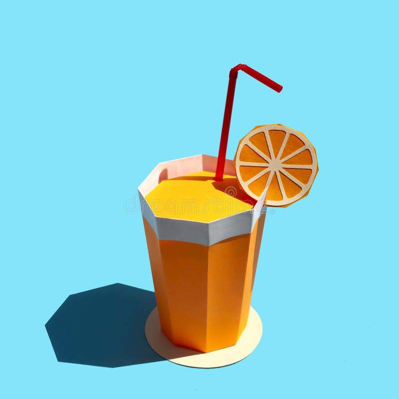 Taza de papel hecha a mano con la rebanada de papel de naranja y de paja en sol brillante imagen de archivo libre de regalías Taza de papel hecha a mano con la rebanada de papel de naranja y de paja en sol brillante imagen de archivo libre de regalías