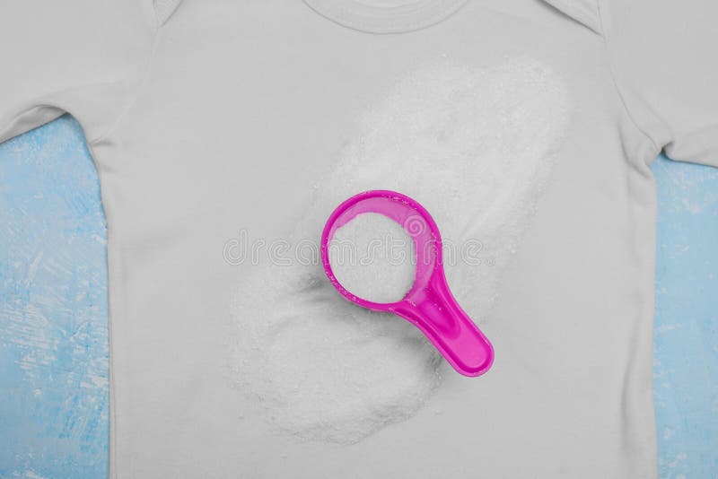 Taza De Plástico Rosa Con Polvo Sobre Camisa Blanca. Blanquear. Quitador De Manchas. Polvo Seco Suelto Para Eliminar Imagen de - de limpio, secado: 233066811