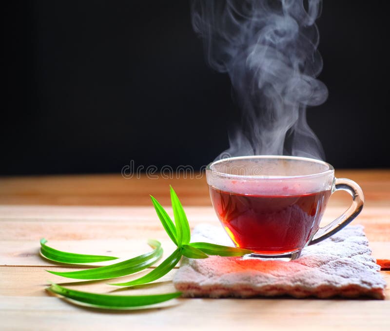 Taza de té caliente en el fondo de madera