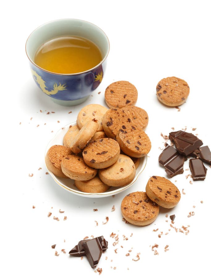 Taza de té chino verde, de galletas sabrosas de la galleta y de chocola oscuro imagen de archivo libre de regalías Taza de té chino verde, de galletas sabrosas de la galleta y de chocola oscuro imagen de archivo libre de regalías