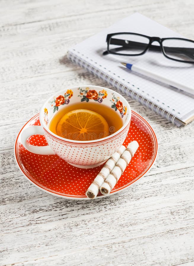 Taza de té con el limón, galletas y un cuaderno en blanco abierto fotografía de archivo libre de regalías Taza de té con el limón, galletas y un cuaderno en blanco abierto fotografía de archivo libre de regalías
