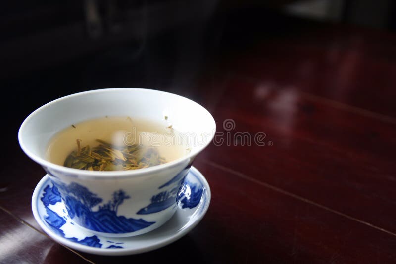 Taza de té en el platillo foto de archivo libre de regalías Taza de té en el platillo foto de archivo libre de regalías