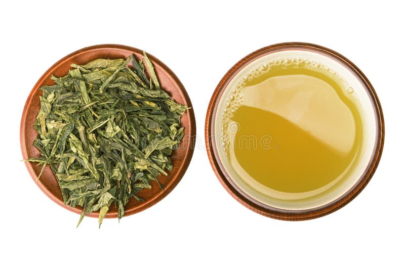 Taza de té verde con las hojas