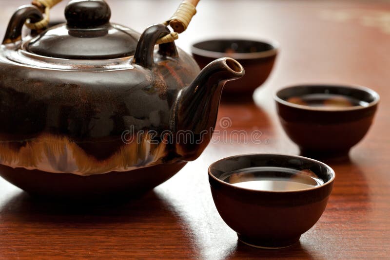 Una taza de té y una tetera fotografía de archivo