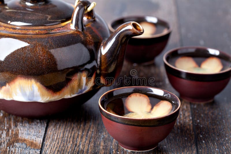 Una taza de té y una tetera fotos de archivo