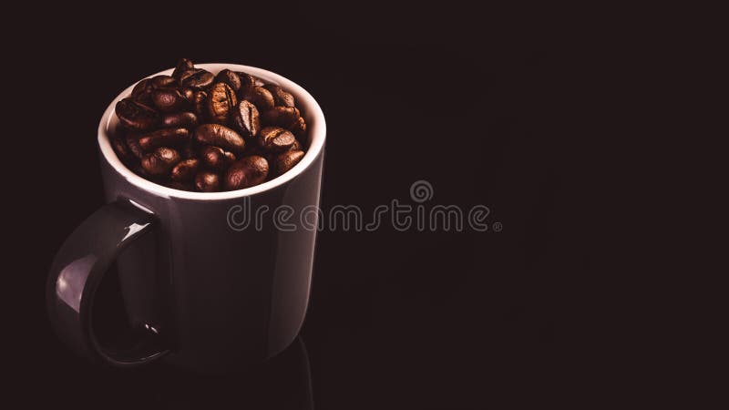 Taza del café express de Brown con los granos de café aislados en fondo negro imágenes de archivo libres de regalías Taza del café express de Brown con los granos de café aislados en fondo negro imágenes de archivo libres de regalías