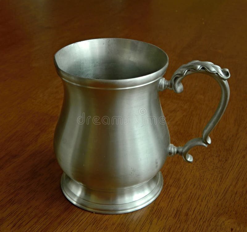 Taza del metal foto de archivo. Imagen de medida, cromo 28672584