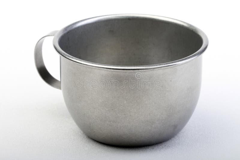 Taza vieja del metal foto de archivo. Imagen de costoso 10047706