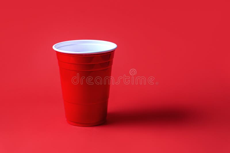 Taza roja del partido en fondo rojo Torneo del pong de la cerveza
