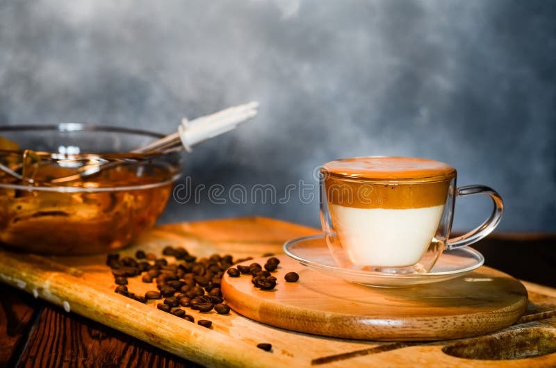 Taza Transparente De Café Dalgona En Capas Y Un Bol De Mezcla De Café  Batido Foto de archivo - Imagen de habas, taza: 178396260