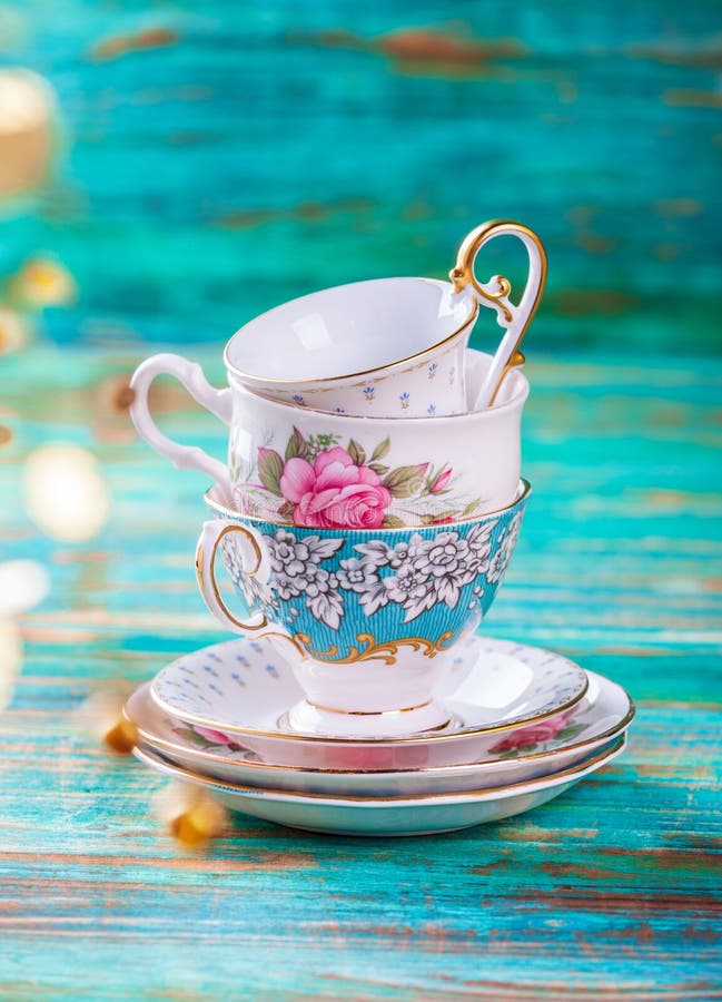 Una elegante naturaleza muerta de tazas de café de cerámica antigua  apiladas en alto generada por ia