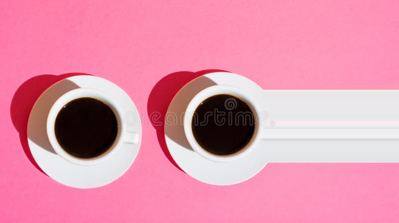 Tazas blancas de la bandera dos largos de café con el platillo en fondo rosado fucsia Visión superior Apego del cafeína de la ene fotografía de archivo Tazas blancas de la bandera dos largos de café con el platillo en fondo rosado fucsia Visión superior Apego del cafeína de la ene fotografía de archivo
