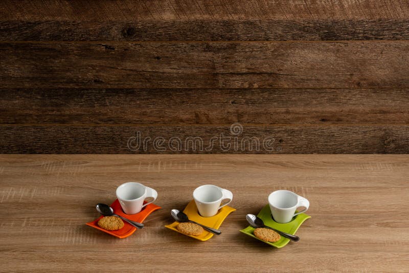 Tazas blancas que soportan para el café, fondo oscuro imagenes de archivo Tazas blancas que soportan para el café, fondo oscuro imagenes de archivo