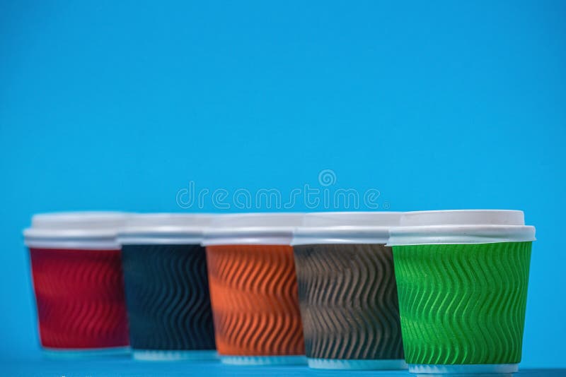 tazas coloridas de la cartulina imágenes de archivo libres de regalías tazas coloridas de la cartulina imágenes de archivo libres de regalías