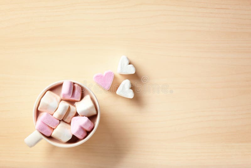 Tazza con la bevanda calda del cacao e caramelle gommosa e molle sulla tavola, vista superiore fotografia stock libera da diritti Tazza con la bevanda calda del cacao e caramelle gommosa e molle sulla tavola, vista superiore fotografia stock libera da diritti
