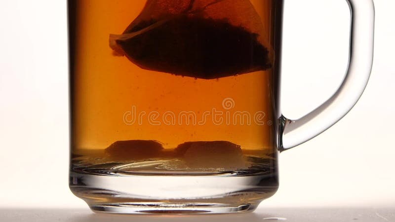 Tazza con tè e zucchero, bustina di tè della piramide Priorità bassa bianca