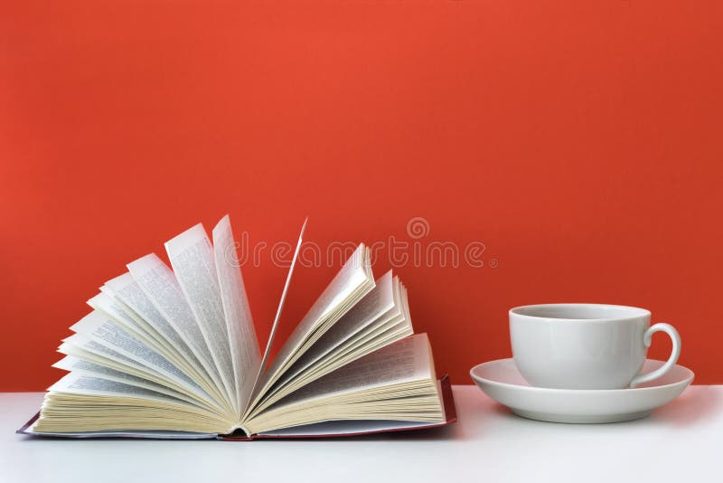 Tazza da caffè e libri su un fondo rosso immagine stock Tazza da caffè e libri su un fondo rosso immagine stock