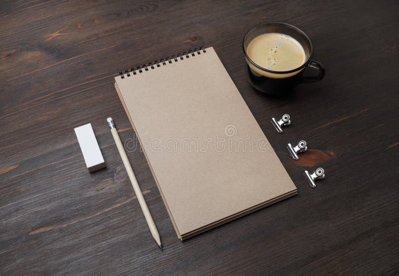 Tazza da caffè per la cancellazione di matite per notebook fotografia stock libera da diritti