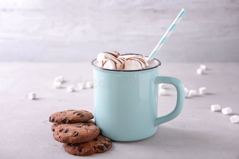 Tazza del metallo della bevanda deliziosa del cacao con le caramelle gommosa e molle ed i biscotti sulla tavola fotografie stock libere da diritti Tazza del metallo della bevanda deliziosa del cacao con le caramelle gommosa e molle ed i biscotti sulla tavola fotografie stock libere da diritti