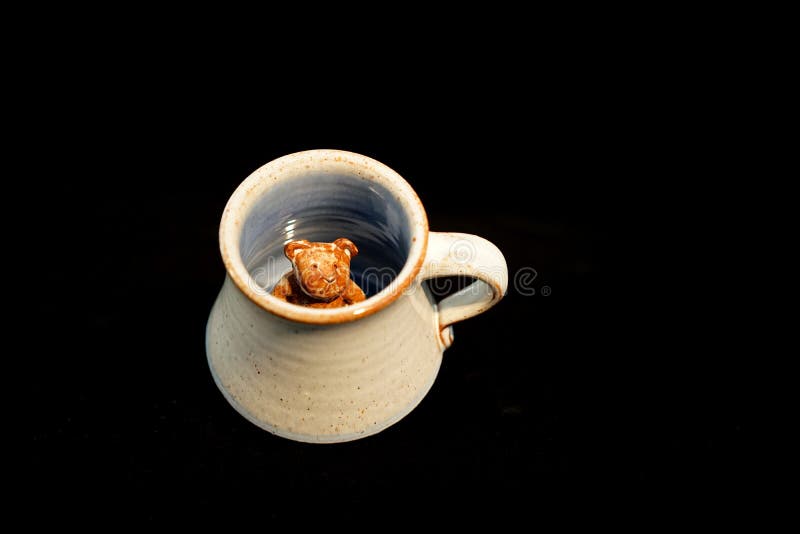 Tazza delle terraglie del bambino con l'orso immagine stock libera da diritti Tazza delle terraglie del bambino con l'orso immagine stock libera da diritti