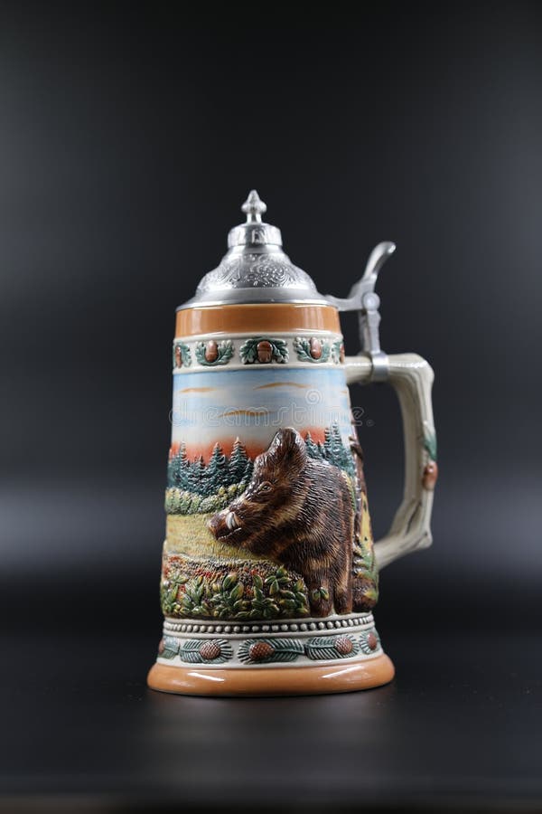 Tazza di birra con una copertura del metallo e una siluetta del verro fotografie stock libere da diritti Tazza di birra con una copertura del metallo e una siluetta del verro fotografie stock libere da diritti