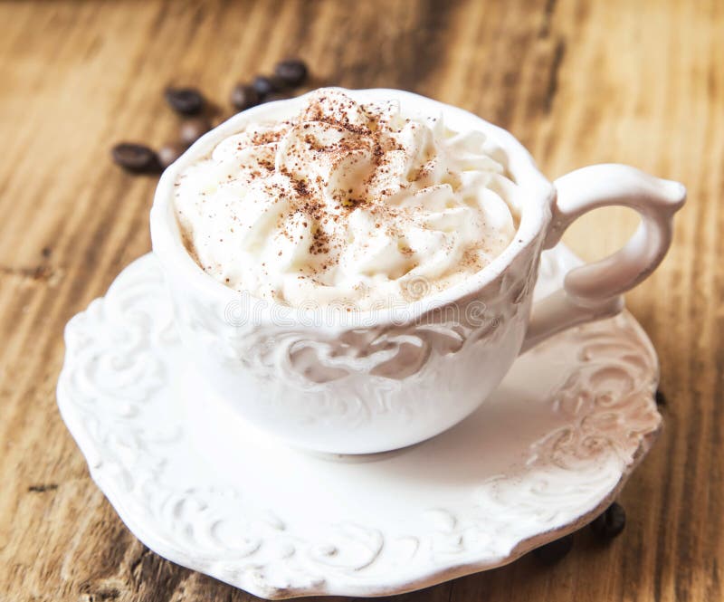 Tazza Di Caffè D'annata Con Cappuccino E Panna Montata Immagine Stock -  Immagine di arte, chiusura: 49421999