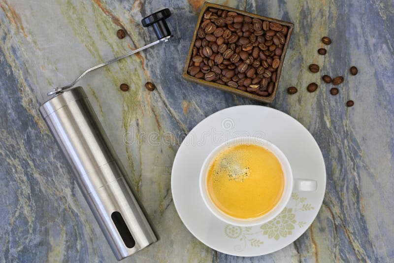 Tazza di caffè caldo con il macinacaffè della mano per frantumare i fagioli Principale v immagini stock Tazza di caffè caldo con il macinacaffè della mano per frantumare i fagioli Principale v immagini stock