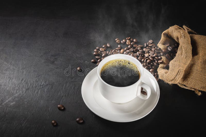 tazza di caffè caldo e fagioli di caffè in un sacco immagini stock libere da diritti tazza di caffè caldo e fagioli di caffè in un sacco immagini stock libere da diritti