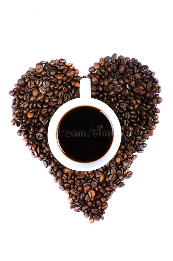 TAZZA DI CAFFÈ IN CHICCHI DI CAFFÈ A FORMA DI DEL CUORE fotografia stock TAZZA DI CAFFÈ IN CHICCHI DI CAFFÈ A FORMA DI DEL CUORE fotografia stock