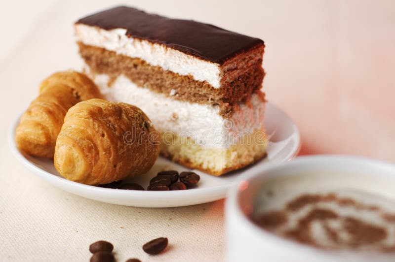 Tazza di caffè con il dessert immagini stock libere da diritti Tazza di caffè con il dessert immagini stock libere da diritti