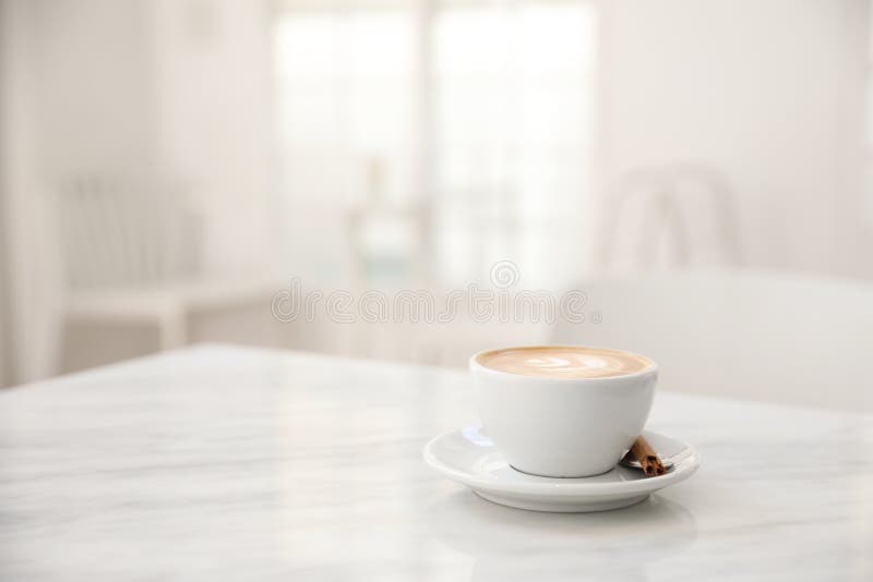 Tazza di caffè del cappuccino sulla tavola di marmo bianca immagini stock libere da diritti Tazza di caffè del cappuccino sulla tavola di marmo bianca immagini stock libere da diritti