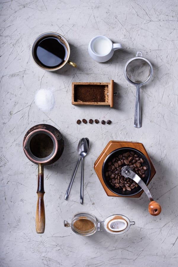 Tazza di caffè di mattina, fagioli, latte, vista superiore fotografia stock libera da diritti Tazza di caffè di mattina, fagioli, latte, vista superiore fotografia stock libera da diritti