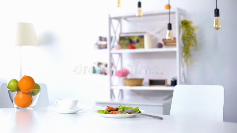 Tazza di caffè ed insalata fresca con le verdure e verdi in piatto bianco sulla tavola immagini stock libere da diritti Tazza di caffè ed insalata fresca con le verdure e verdi in piatto bianco sulla tavola immagini stock libere da diritti