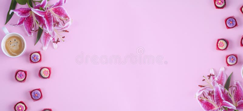 Tazza di caffè di mattina, dolce, fiore sulla tavola rosa da sopra Bello stile di disposizione del piano della prima colazione ba fotografia stock libera da diritti Tazza di caffè di mattina, dolce, fiore sulla tavola rosa da sopra Bello stile di disposizione del piano della prima colazione ba fotografia stock libera da diritti