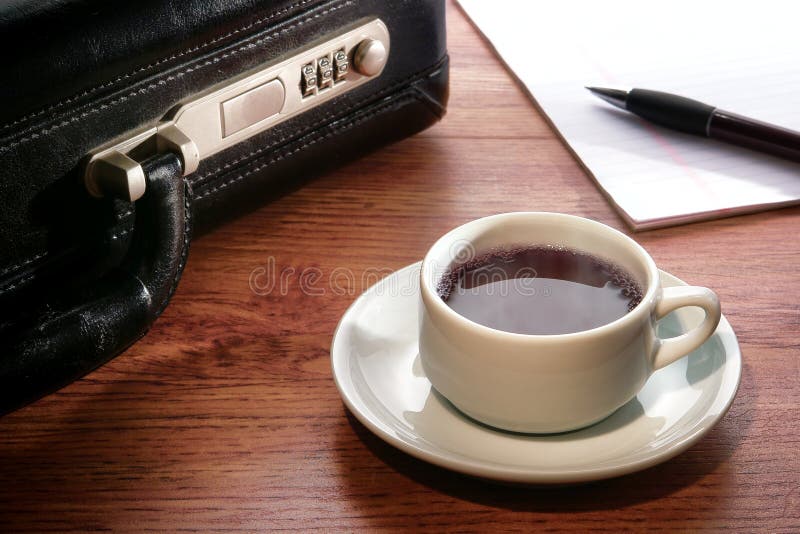 Tazza di caffè nero calda piena di vapore alla riunione d'affari fotografie stock libere da diritti