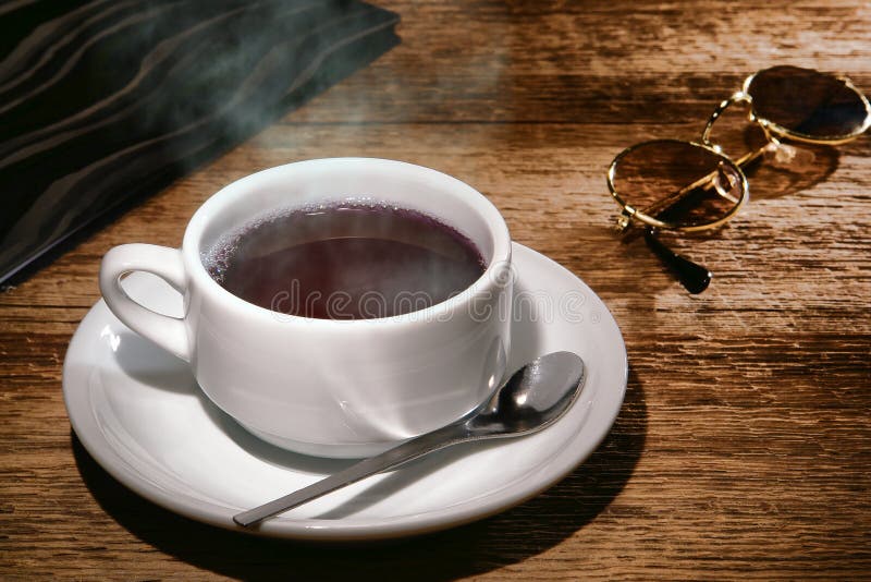 Tazza di caffè nero calda sulla vecchia Tabella di legno del ristorante fotografia stock libera da diritti