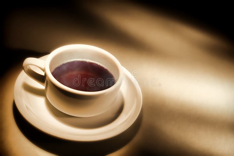Tazza di caffè nero chiaro sul contatore della caffetteria fotografia stock libera da diritti