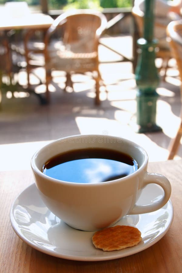 Tazza di caffè nero con il biscotto fotografia stock libera da diritti