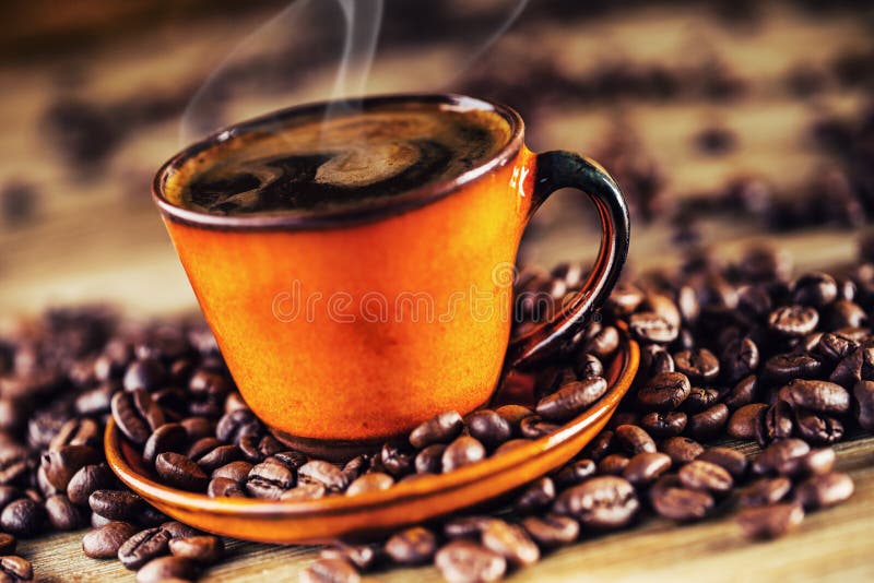 Tazza di caffè nero e dei chicchi di caffè rovesciati Intervallo per il caffè immagini stock