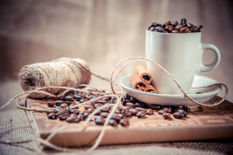 Tazza di caffè nero su un taccuino, caffè fotografia stock libera da diritti Tazza di caffè nero su un taccuino, caffè fotografia stock libera da diritti