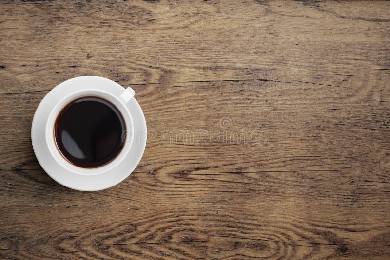 Tazza di caffè nero sulla vecchia vista di legno del piano d'appoggio fotografia stock