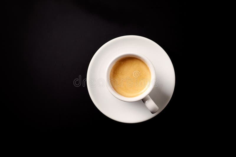 Tazza di caffè su priorità bassa nera fotografia stock libera da diritti Tazza di caffè su priorità bassa nera fotografia stock libera da diritti
