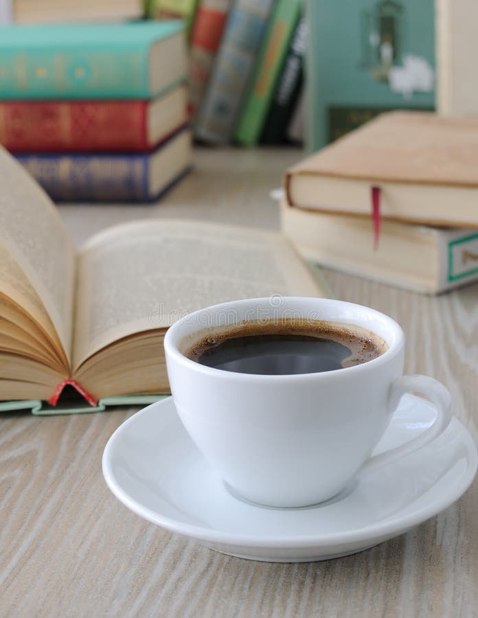 Tazza di caffè su una tabella con i libri