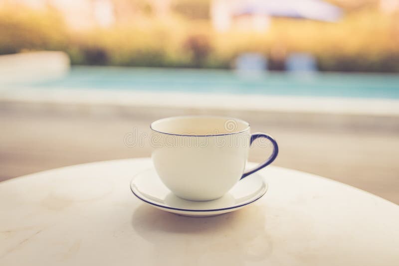 Tazza di caffè sulla tabella immagini stock libere da diritti Tazza di caffè sulla tabella immagini stock libere da diritti