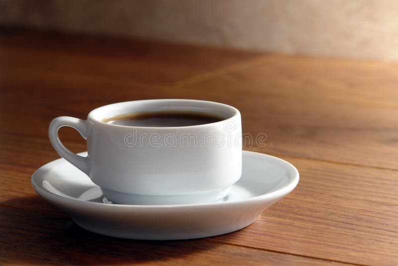 Tazza di caffè sulla tabella di legno immagine stock