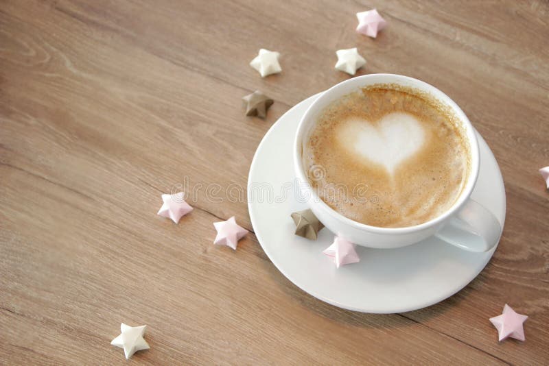 Tazza di cappuccino con schiuma in forma di cuore immagine stock libera da diritti Tazza di cappuccino con schiuma in forma di cuore immagine stock libera da diritti