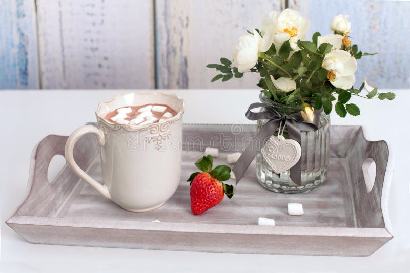 Tazza di cioccolata calda con le rose delle caramelle gommosa e molle, della fragola e della barriera fotografia stock libera da diritti Tazza di cioccolata calda con le rose delle caramelle gommosa e molle, della fragola e della barriera fotografia stock libera da diritti