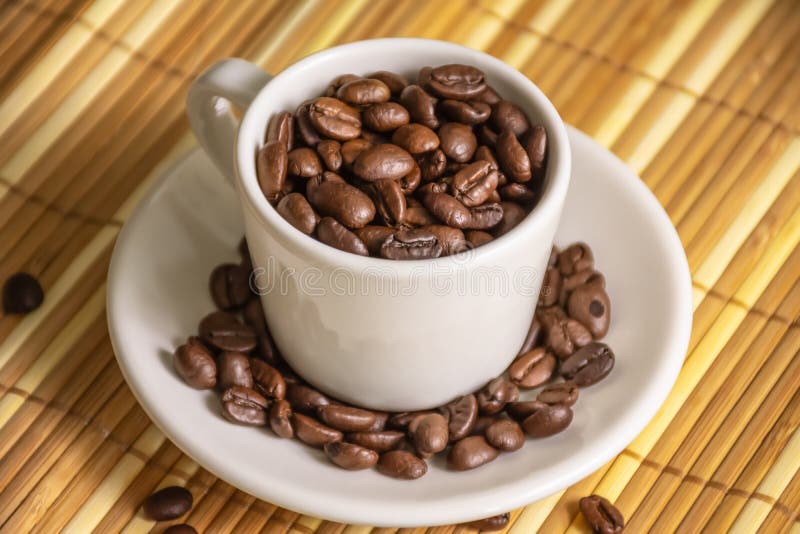 Tazza di Coffe ed interno del coffe dei fagioli fotografia stock libera da diritti Tazza di Coffe ed interno del coffe dei fagioli fotografia stock libera da diritti