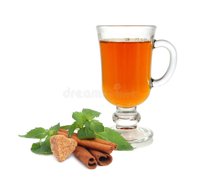 Tazza di tè con zucchero, cannella e la menta fotografie stock libere da diritti Tazza di tè con zucchero, cannella e la menta fotografie stock libere da diritti
