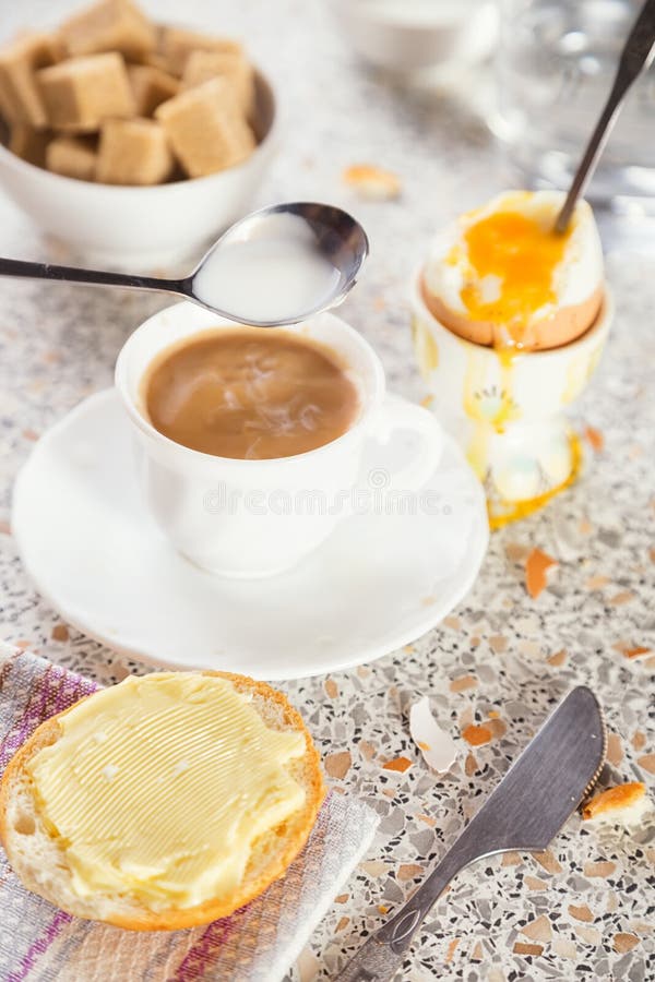 Tazza di tè o di caffè con latte, pane con burro Prima colazione fine e sana fotografia stock libera da diritti Tazza di tè o di caffè con latte, pane con burro Prima colazione fine e sana fotografia stock libera da diritti